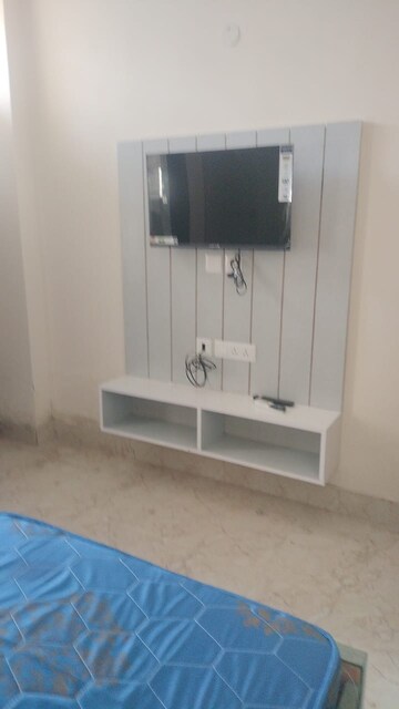 Room in 3 BHK Builder Floor at Pilot Court, Sector 28 – for Rent
