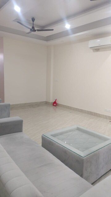 Room in 3 BHK Builder Floor at Pilot Court, Sector 28 – for Rent