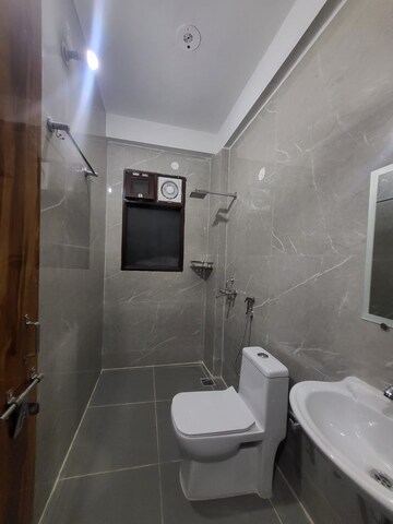 Bathroom in 3 BHK Builder Floor at Super Mart 1, Sector 27 – for Rent