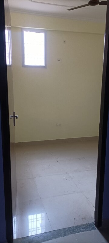 Room in 3 BHK Apartment at Gomti Nagar – for Rent