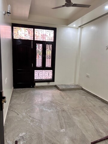 Room in 4 BHK Builder Floor at Shakti Khand – for Rent