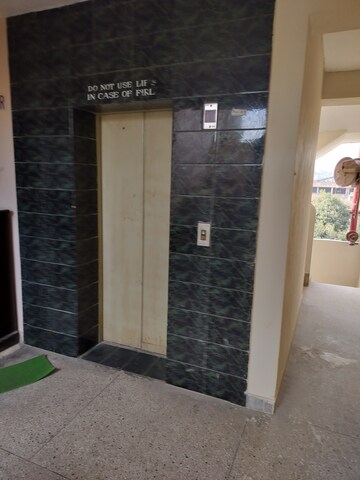 Lift in 3 BHK Apartment at Sector 13, Dwarka – for Sale