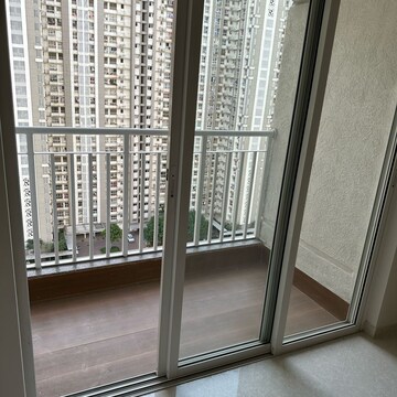 Room in 2 BHK Apartment at Lodha Amara Tower 6 and 22, Sandoz Baug – for Sale