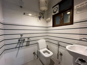 Bathroom in 1 BHK Builder Floor at Saket – for Rent