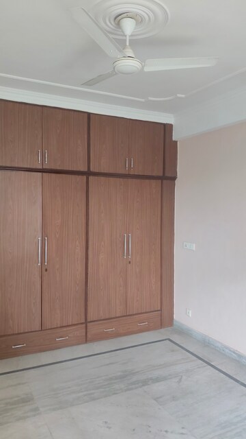 Room in 3.5 BHK Apartment at Sector 20 – for Sale