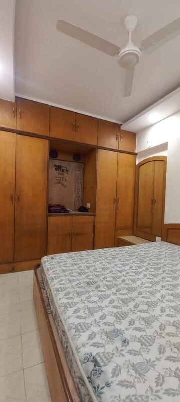 Bedroom in 3 BHK Apartment at Andheri West – for Rent