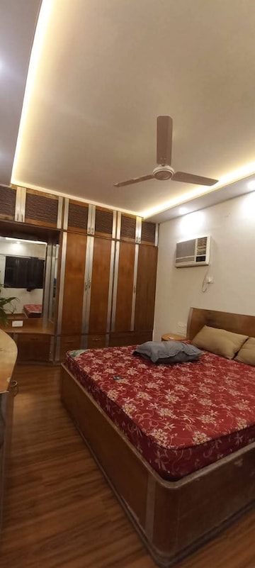 Bedroom in 3 BHK Apartment at Andheri West – for Rent