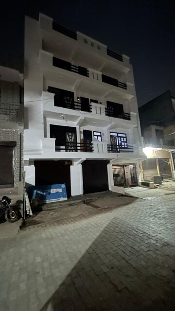 Parking in 1 BHK Builder Floor at Girdharpur – for Sale