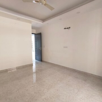 Room in 3 BHK Builder Floor at The Grand, Sector 52 – for Rent