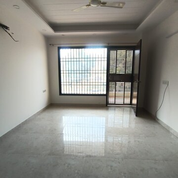 Room in 3 BHK Builder Floor at The Grand, Sector 52 – for Rent