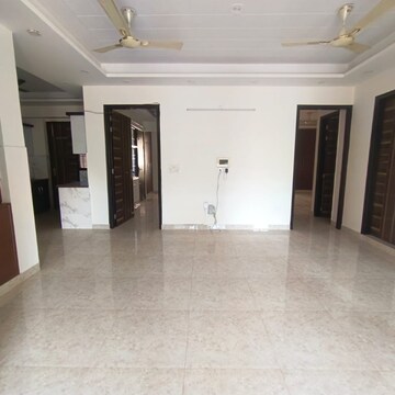 Room in 3 BHK Builder Floor at The Grand, Sector 52 – for Rent