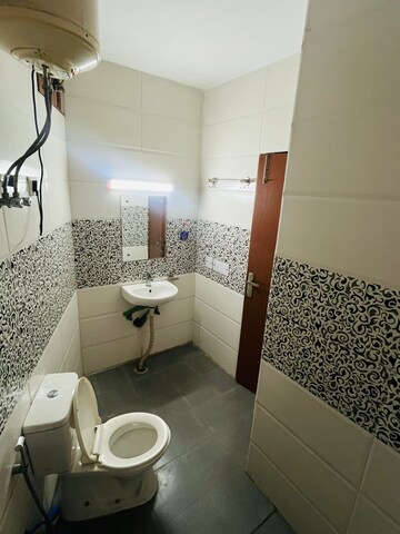 Bathroom in 2 BHK Builder Floor at Sushant Vyapaar Kendra, Sector 43 – for Rent