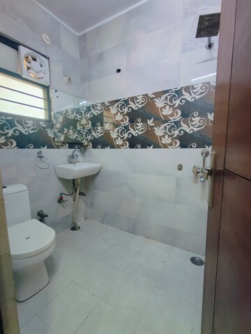 Team Area in 1 BHK Builder Floor at Queens Plaza, Sector 43 – for Rent