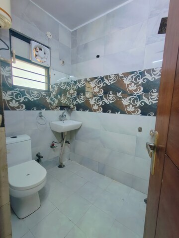 Bathroom in 1 BHK Builder Floor at Queens Plaza, Sector 43 – for Rent