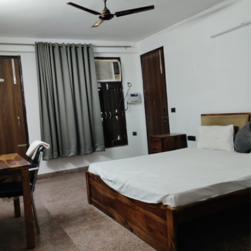 Team Area in 3 BHK Builder Floor at Sector 52 – for Rent
