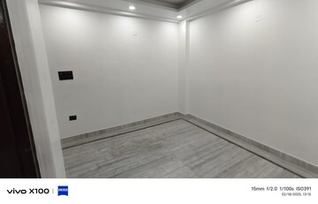 Room in 3 BHK Apartment at Shaheed Bhagat Singh Colony – for Sale