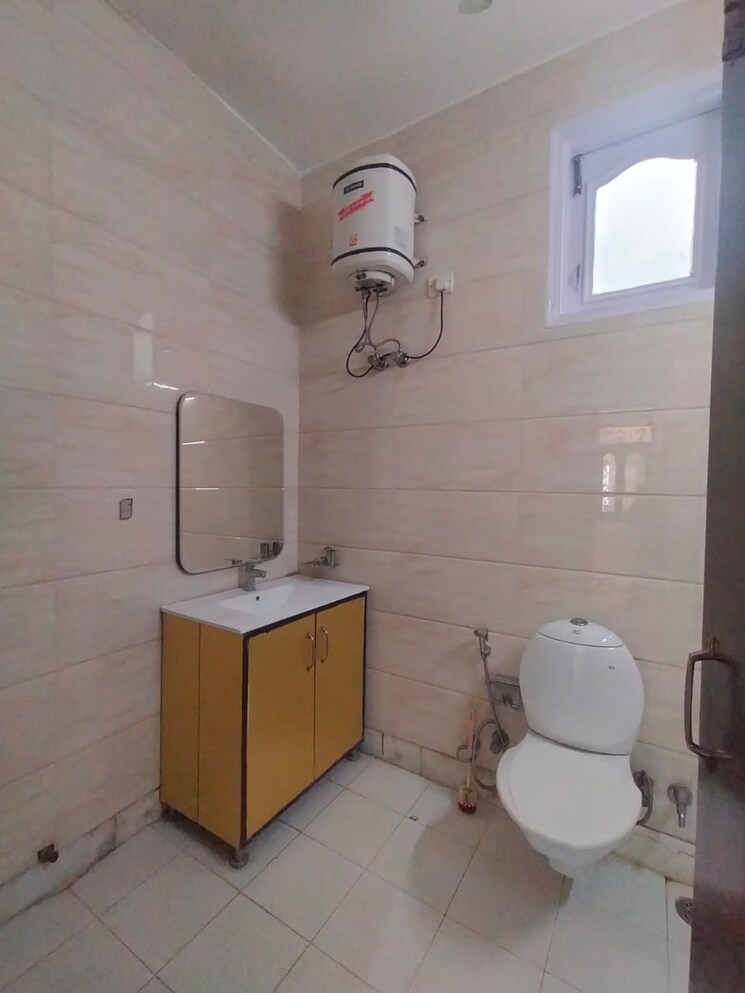 Bathroom, safdarjung enclave 3 Bedroom 1500 Sq.Ft. Apartment In Safdarjung Enclave Delhi 8217558