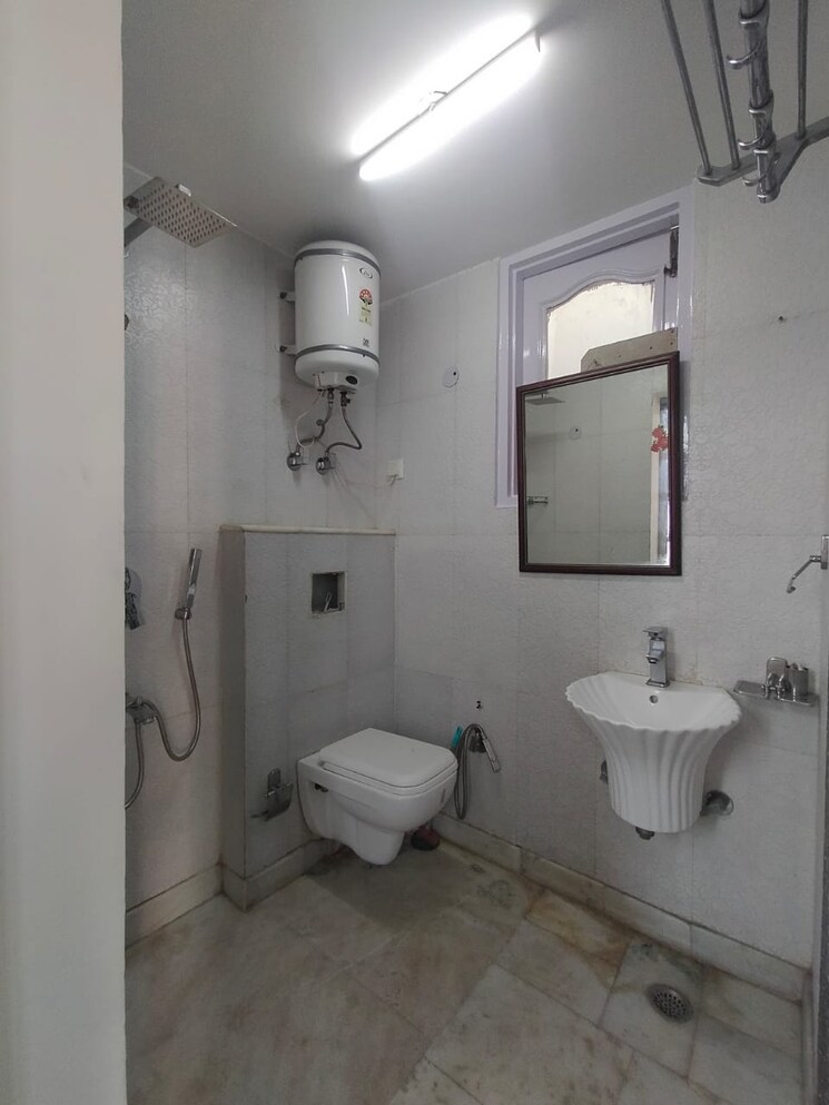 Bathroom, safdarjung enclave 3 Bedroom 1500 Sq.Ft. Apartment In Safdarjung Enclave Delhi 8217558