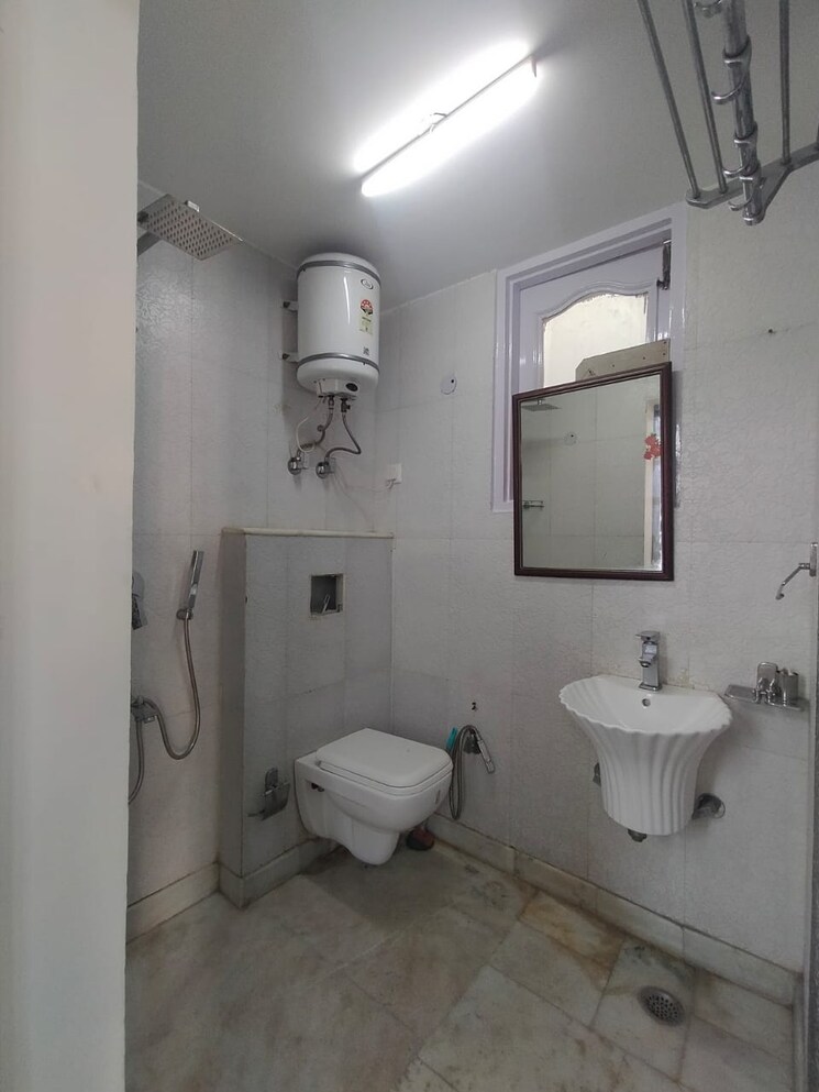 Bathroom, safdarjung enclave 3 Bedroom 1500 Sq.Ft. Apartment In Safdarjung Enclave Delhi 8217558