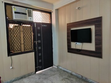 Room in 1 BHK Builder Floor at Mahavir Enclave 1 – for Rent