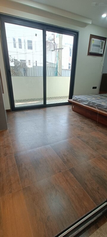 Room in 3 BHK Apartment at DLF Regency Park I, Dlf Phase iv – for Sale