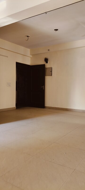 Room in 3 BHK Apartment at Gardenia Golf City, Sector 75 – for Sale