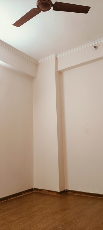 Room in 2 BHK Apartment at Amrapali Golf Homes, Sector 4, Greater Noida – for Sale