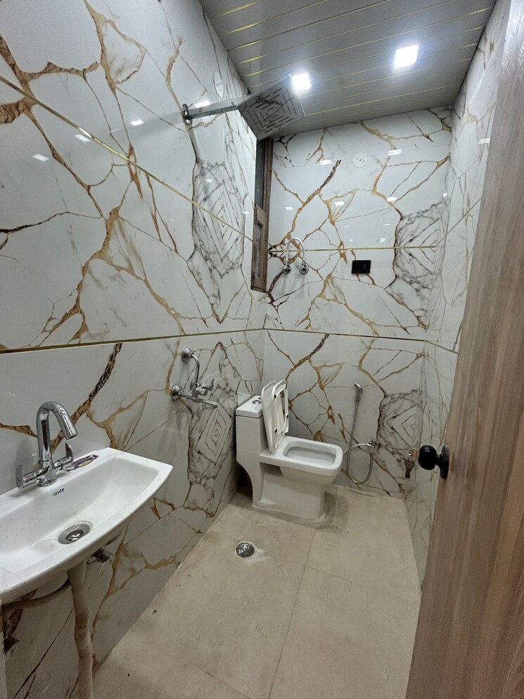 Bathroom, siddharth vihar 2 Bedroom 970 Sq.Ft. Apartment In Siddharth Vihar Ghaziabad 8217785