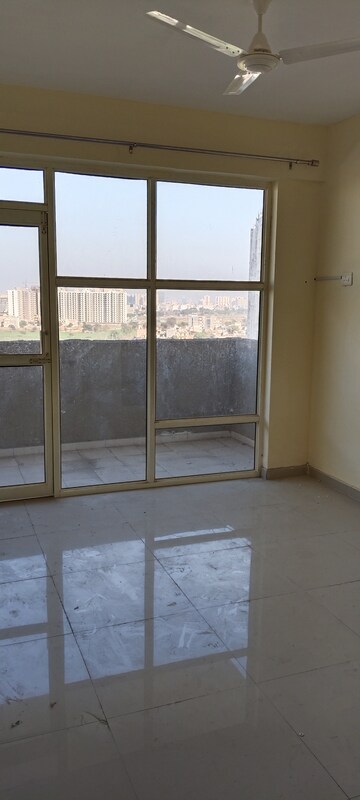 Room in 2 BHK Apartment at Pyramid Elite, Sector 86 – for Rent