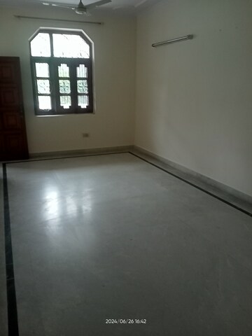 Room in 1 RK Independent House at Sector 15a – for Rent