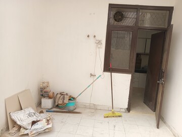 Living Room in 4 BHK Builder Floor at Ardee City, Sector 52 – for Rent