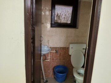 Bathroom in 4 BHK Builder Floor at Ardee City, Sector 52 – for Rent