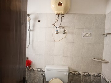 Bathroom in 4 BHK Builder Floor at Ardee City, Sector 52 – for Rent