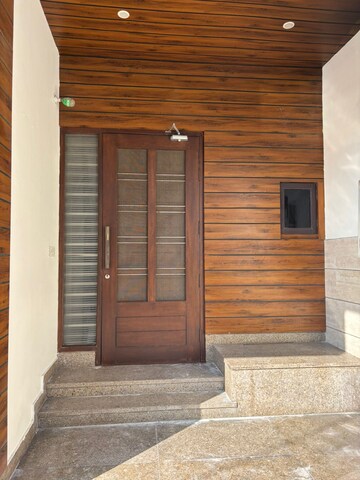 Room in 5 BHK Independent House at Sector 9 – for Rent