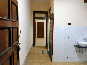 Room in 2 BHK Apartment at Sat Kartar, Dadar West – for Rent