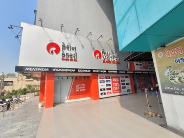  Showroom – Exterior View View at Varsola - for Rent
