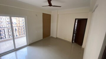 Room in 3 BHK Apartment at Amrapali Centurian Park, Tech Zone 4 Greater Noida – for Rent
