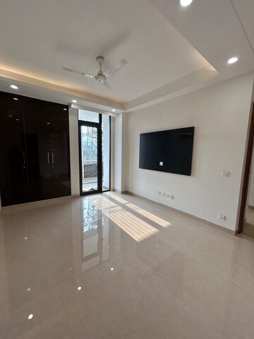 Room in 4 BHK Builder Floor at Ansal Florence Classic, South City 1 – for Rent