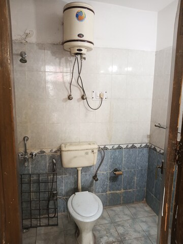 Bathroom in 4 BHK Builder Floor at Ardee City, Sector 52 – for Rent