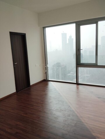 Room in 2 BHK Apartment at Piramal Aranya, Byculla – for Rent