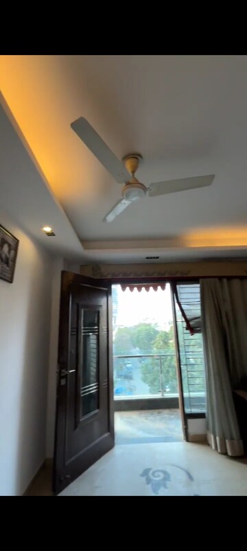 Furnished Amenities in 3 BHK Builder Floor at Anand Vihar – for Rent