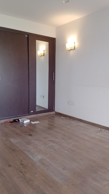 Room in 3 BHK Apartment at Emaar Palm Gardens, Sector 83 – for Rent