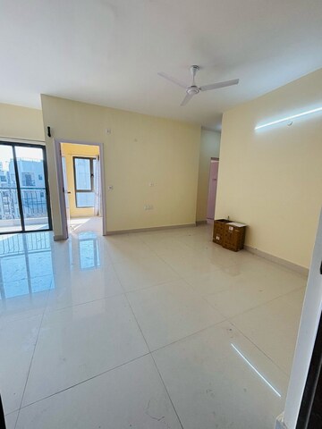 Room in 2.5 BHK Apartment at Siddha Galaxia, Rekjuani – for Rent