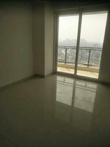 Room in 3.5 BHK Apartment at Mahagun Mezzaria, Sector 78 – for Rent