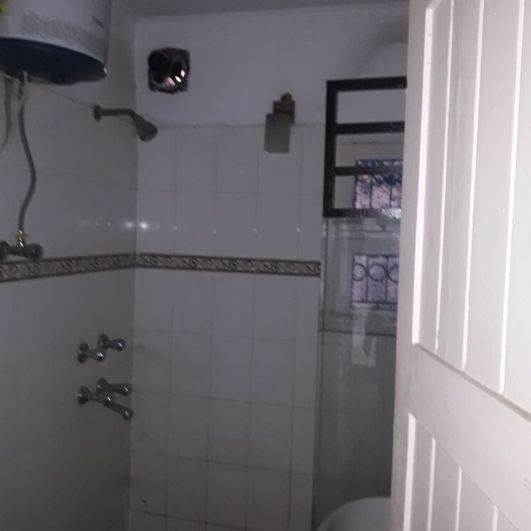 Bathroom, sarita vihar 3 Bedroom 1500 Sq.Ft. Apartment In Sarita Vihar Delhi 8218925