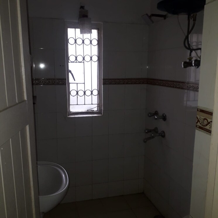 Bathroom, sarita vihar 3 Bedroom 1500 Sq.Ft. Apartment In Sarita Vihar Delhi 8218925