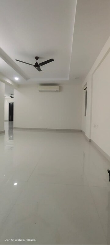 Room in 4 BHK Apartment at Vajras Jasmine County, Puppalaguda – for Rent