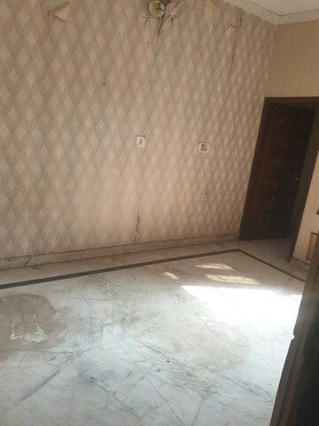 Room in 4 BHK Independent House at Sector 16 – for Rent
