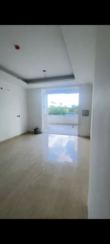 Room in 3 BHK Apartment at Omaxe Lake, North Mullanpur – for Sale