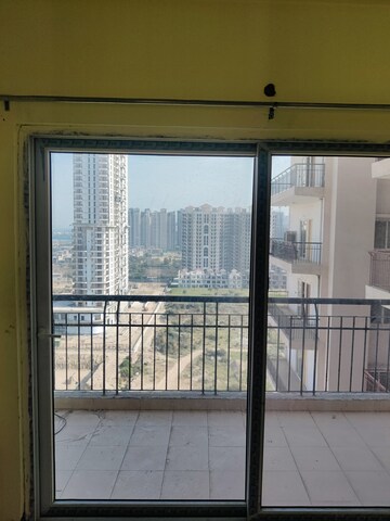 Room in 2 BHK Apartment at Antriksh Golf City, Sector 150 – for Rent